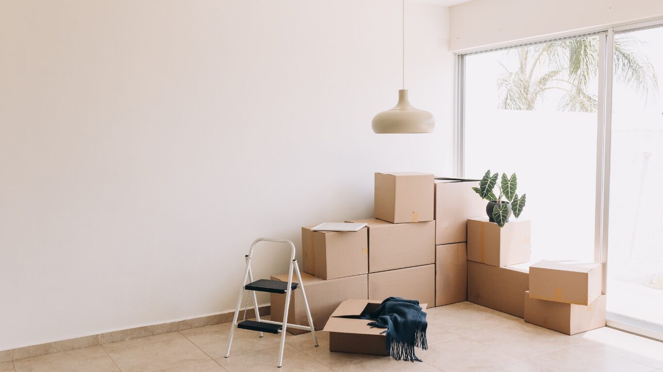 引っ越しの時に部屋の荷物を処分している光景。