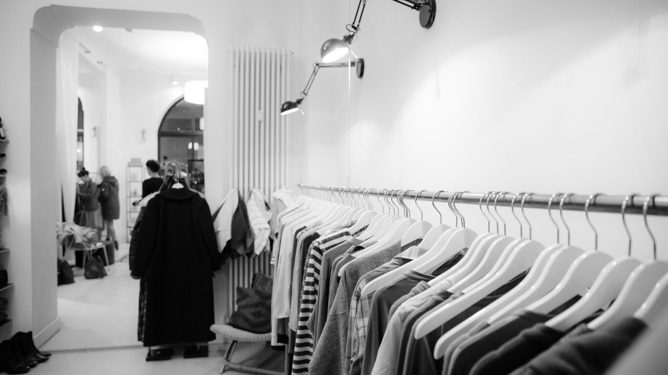 クローゼットに入りきらないほどある大量の洋服