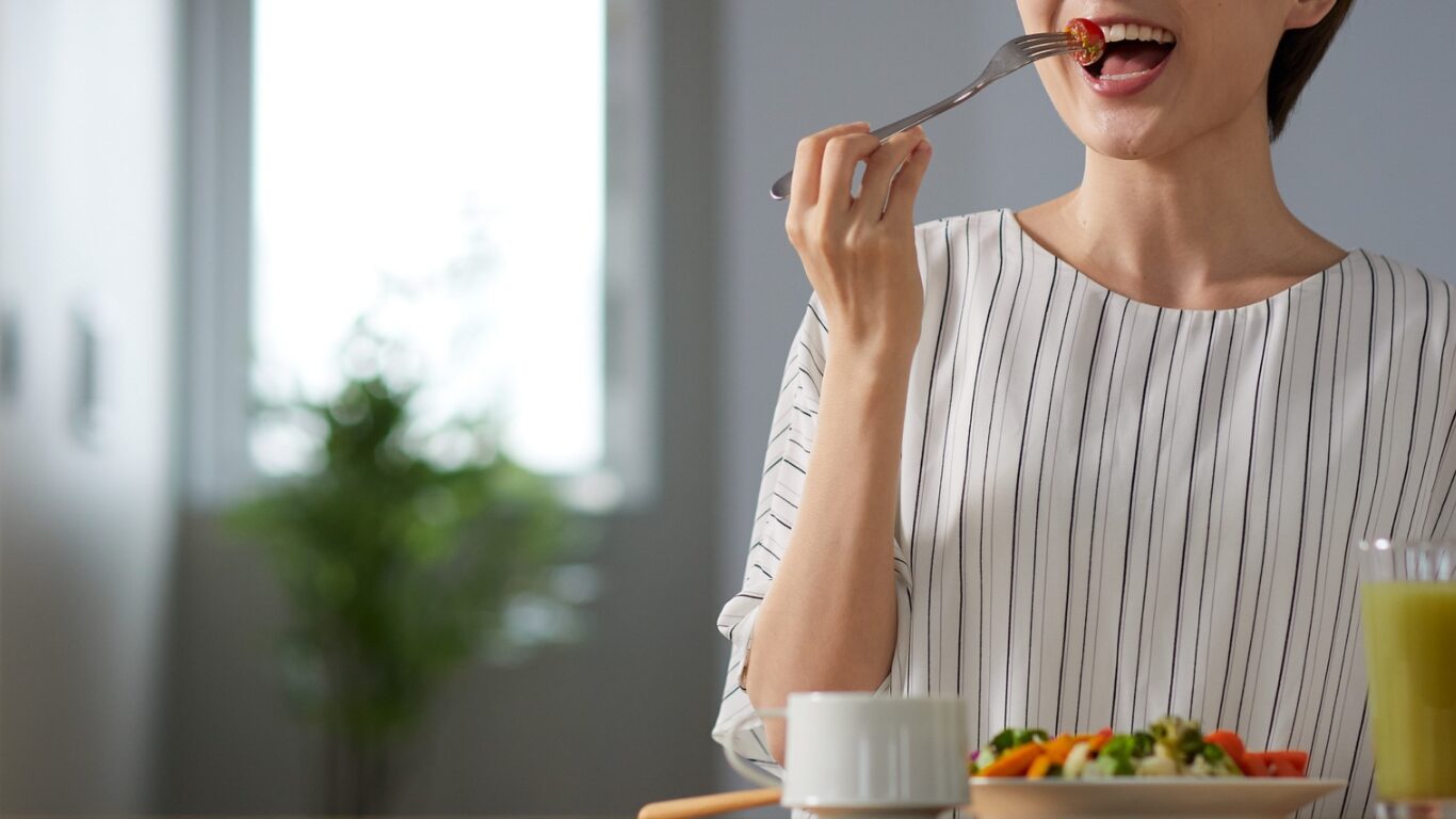 食事をしている女性