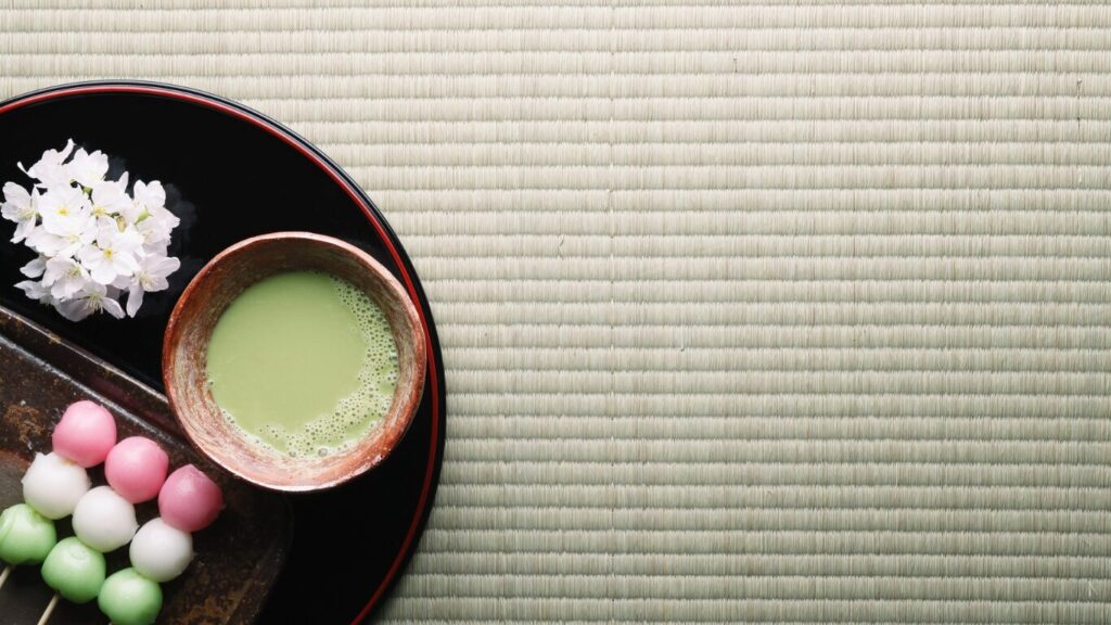 和室で食べる抹茶と和菓子