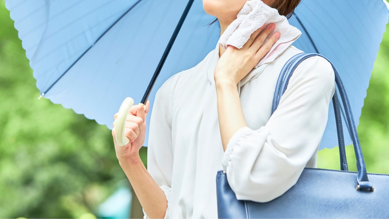 蒸し暑さに悩んでいる女性