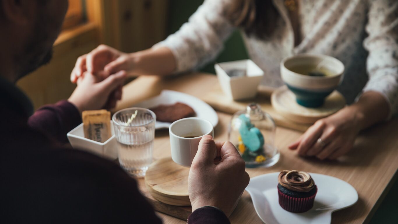 カフェでお茶を飲んでいる時