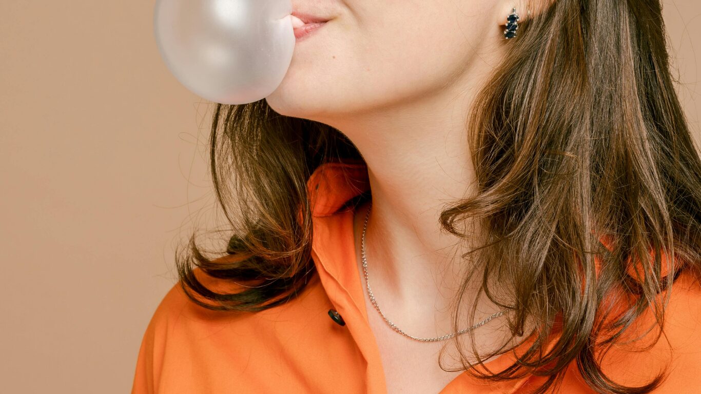 ガムを噛んでいる女性