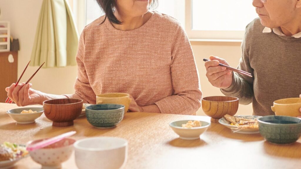家族で食卓を囲んでいるシーン