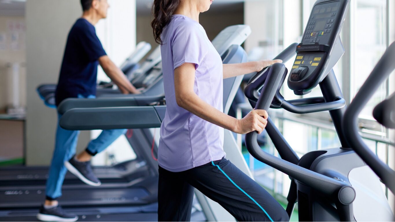 ジムでトレーニングする人