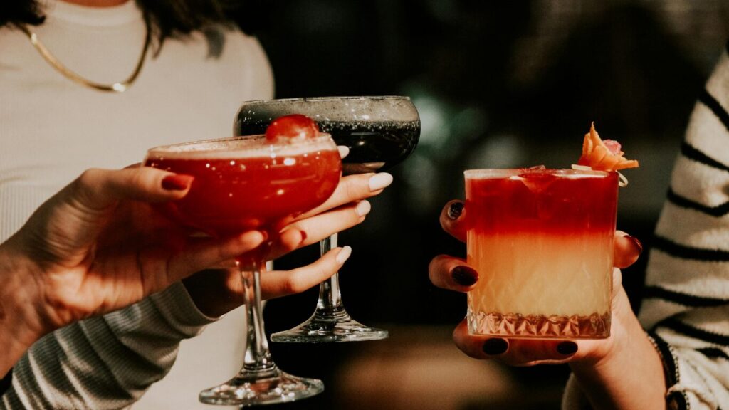 飲み会を楽しんでいる画像