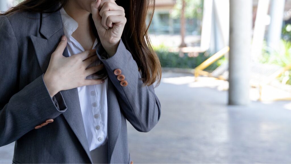 喉が乾燥して咳が出ている